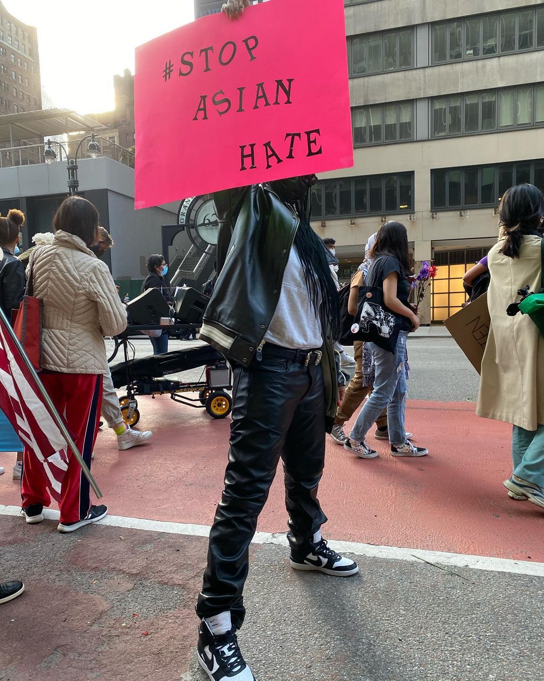 蕾哈娜打扮低调走上街头，为声援亚裔群体疾呼：这就是团结的样子