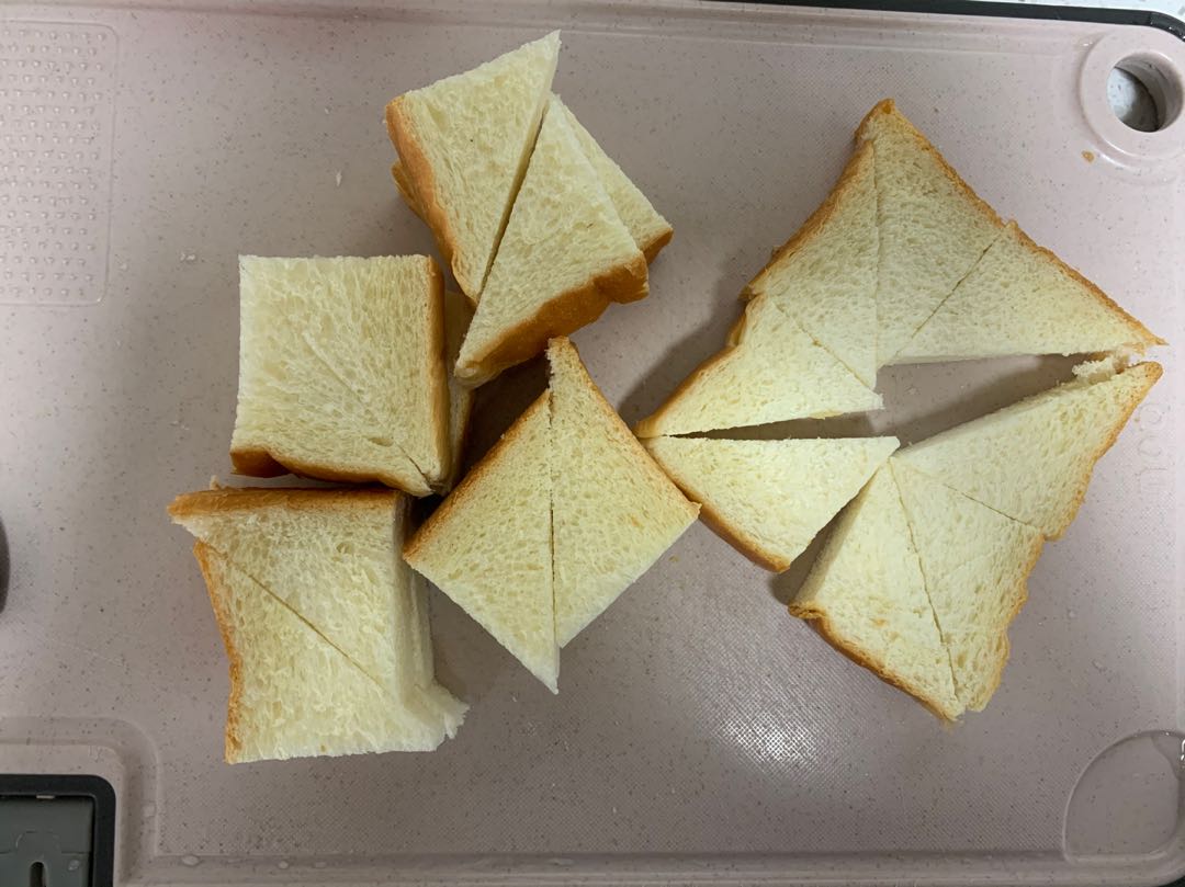 Simple toast, not a simple way to eat, a bite is crackling and crisp, you can’t stop eating a piece