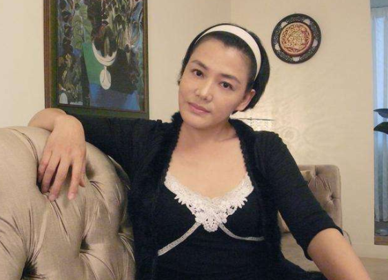 她一生未婚未育，因拍戏累倒去世，捐赠器官救