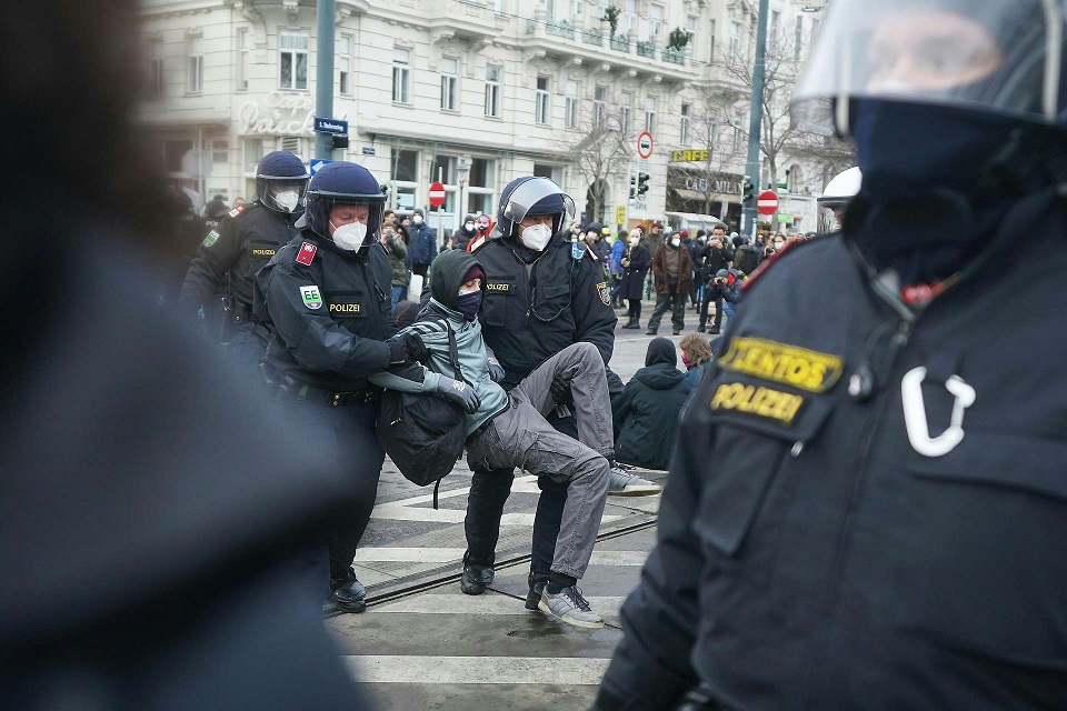 奧地利首都維也納多處爆發大規模反封鎖抗議遊行