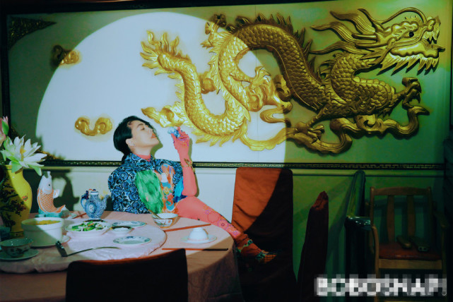 小S微醺湿发大片，傲娇自诩“时尚偶像”，一脸国际范更胜女儿