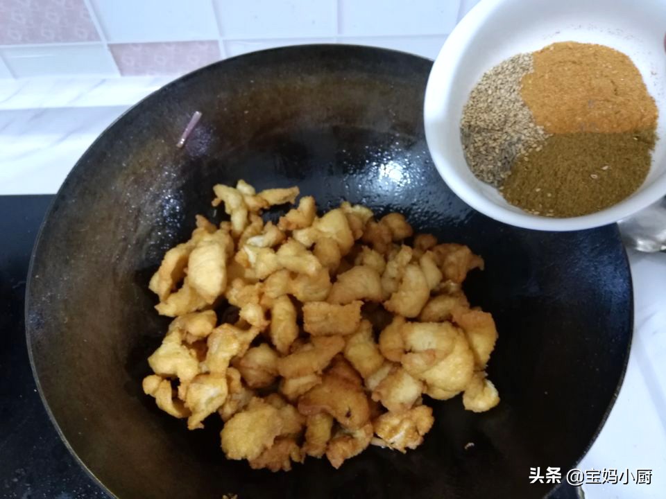 鸡胸肉这样做，能当零食能当下酒，12块钱能做两大盘，可香了