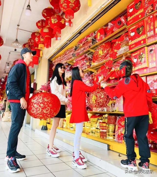 吳尊一家四口買春聯，林麗吟穿短褲破三胎傳聞，跟女兒同框似姐妹