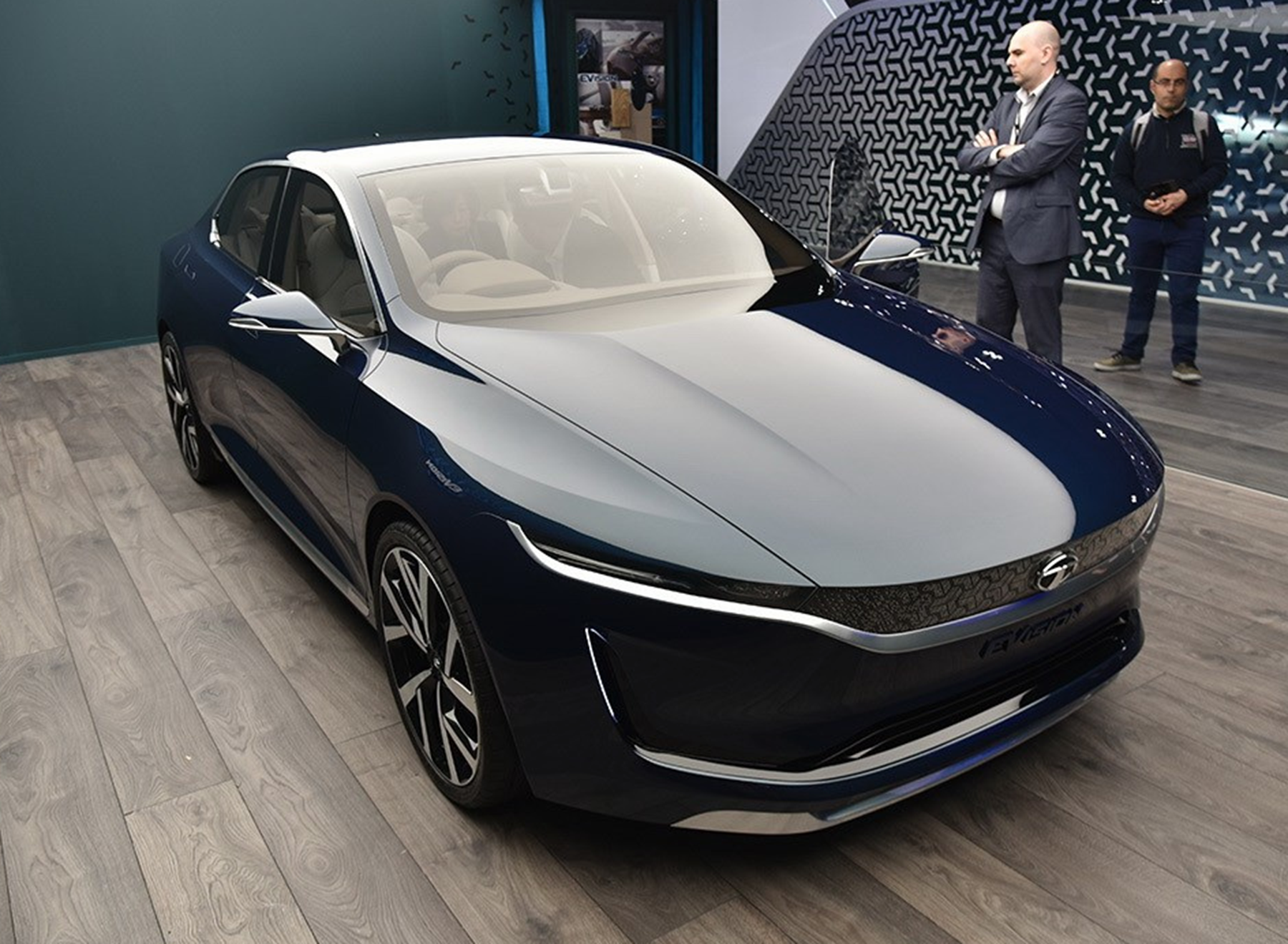 路虎平台造新能源汽车，外观酷似比亚迪汉，搭2块大屏仅20万起
