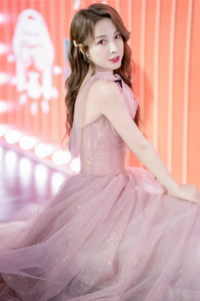 有种美叫37岁的吴昕，我们都成老阿姨，她穿纱裙