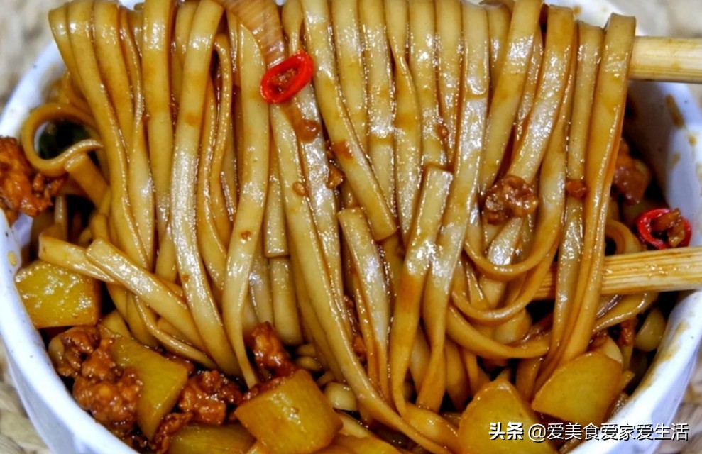 Delicious to the noodles served with soy sauce of ground meat potato that licks a bowl, sauce is sweet full-bodied, 