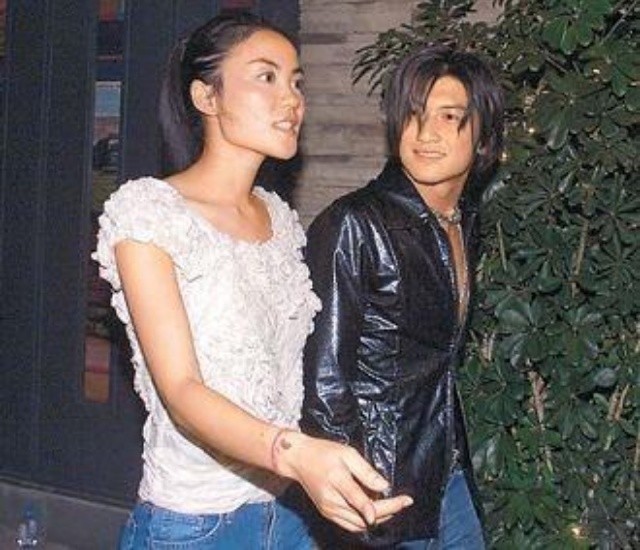 Sweet to  Zuo ! Wang Fei carries the male friendly bureau that go to a meal, 2 people pull a hand to be like first love, little detail of Xie Ting sharp edge is very warm heart