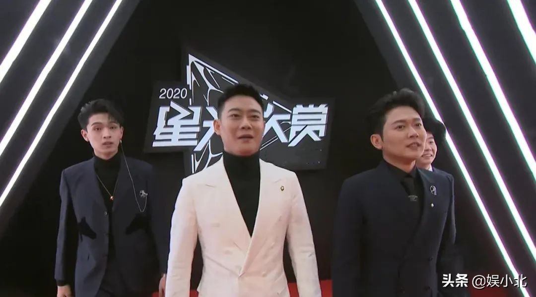 De Yunnan group appears on the stage to receive award, be born forcedly however unripe become group of mouth cross talk, fine number starlight enjoys interesting moment greatly