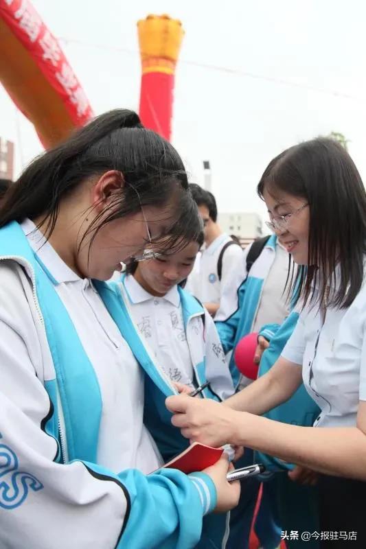 駐馬店市第四初級中學(xué)隆重舉行2021屆畢業(yè)典禮(圖3)