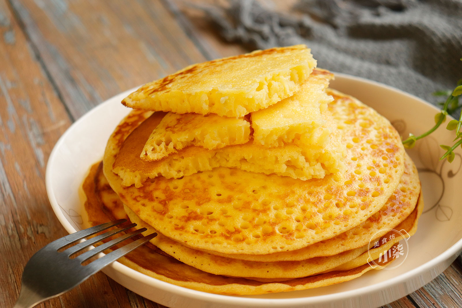 玉米麵最好吃做法，加一袋牛奶，筷子一攪，柔軟香甜，給肉都不換