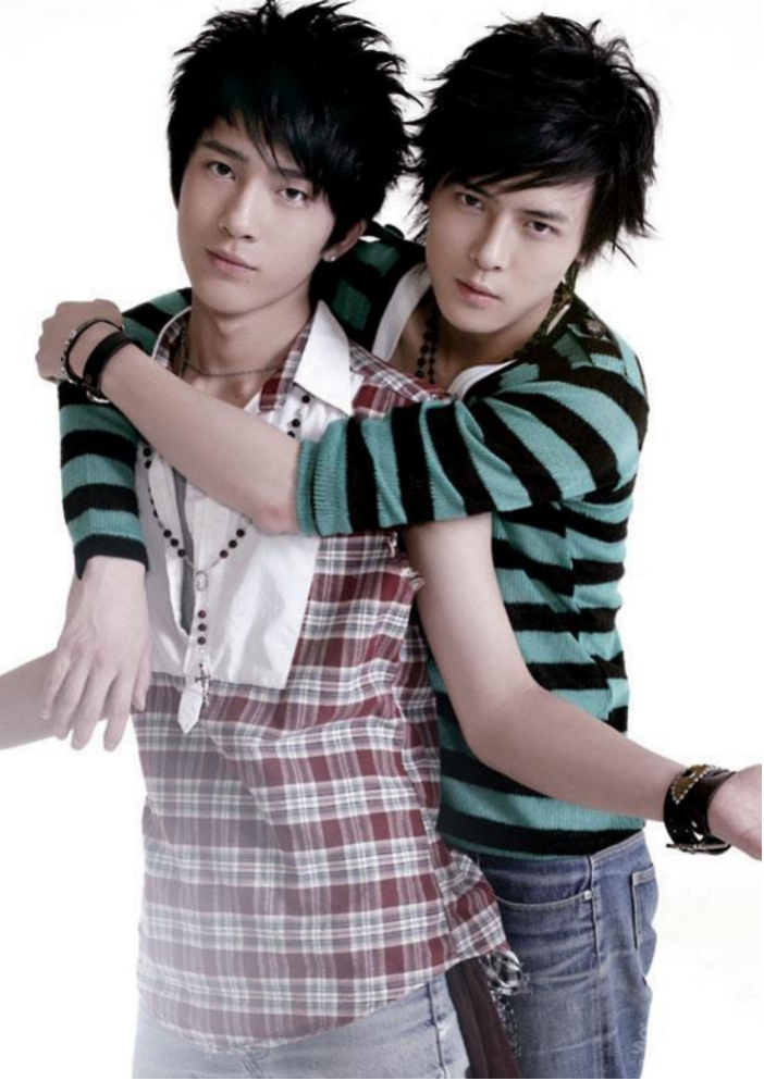 拒绝造谣！井柏然早年与付辛博亲密互动遭曲解