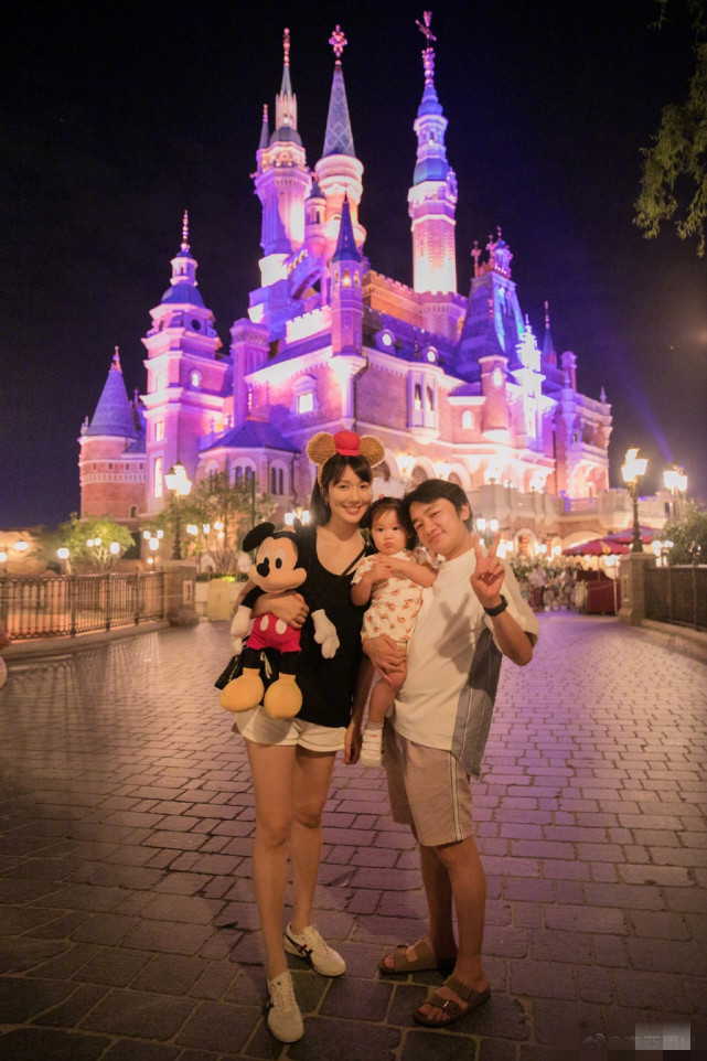 李亚男最新孕照曝光，孕期过半状态完美，撑腰抚肚母爱爆棚