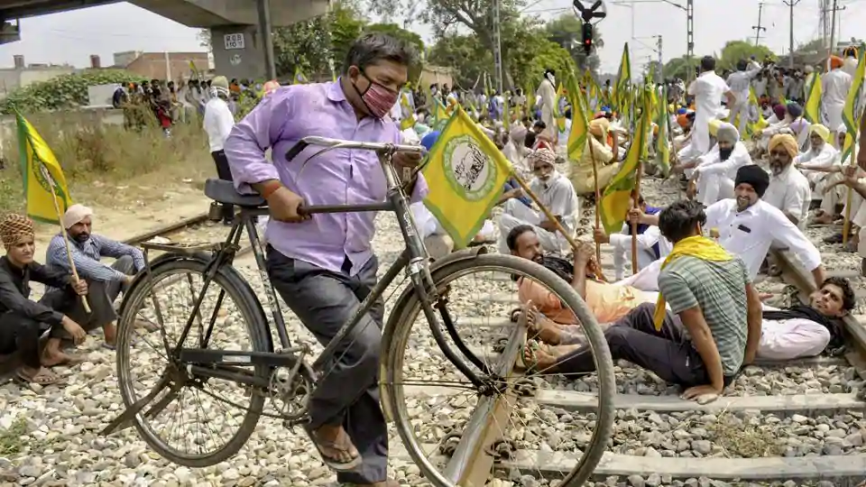 印度农民抗议升级，烧照片逼停28辆火车，莫迪政府只能低头