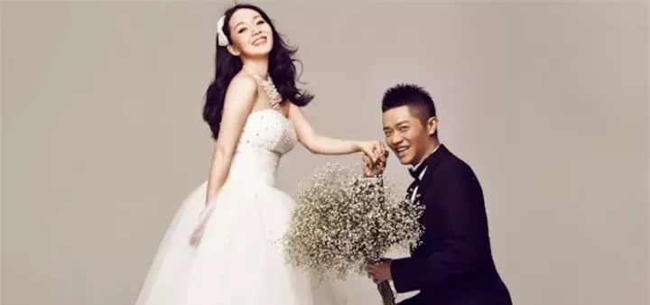 为什么凤凰传奇两人那么多年相安无事，看看曾毅老婆大家就知道了