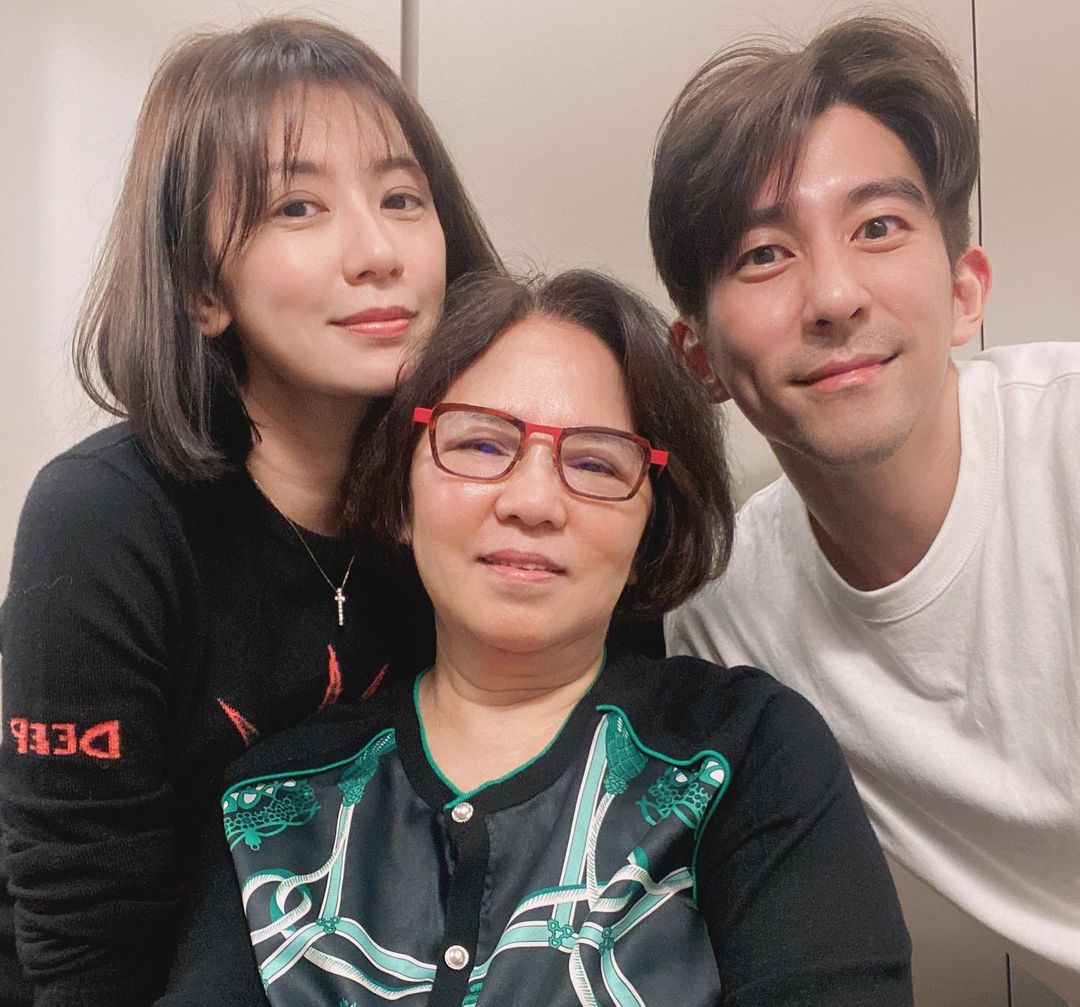 賈靜雯一家回娘家，梧桐妹C位咘咘太像外婆，弟弟一家五口罕露面