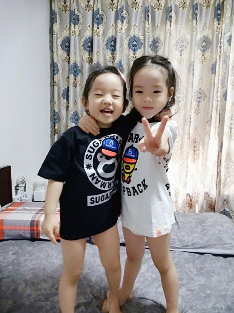 杨威双胞胎女儿太好辨认！各自遗传爸妈基因，姐妹俩还真不偏心啊