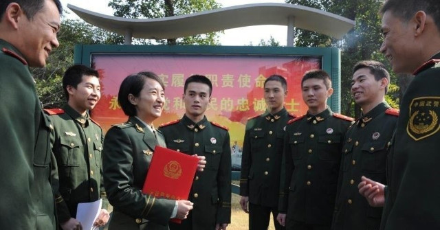 “中国最美女警官”：教师转行武警，31岁特招入伍，入职即少校