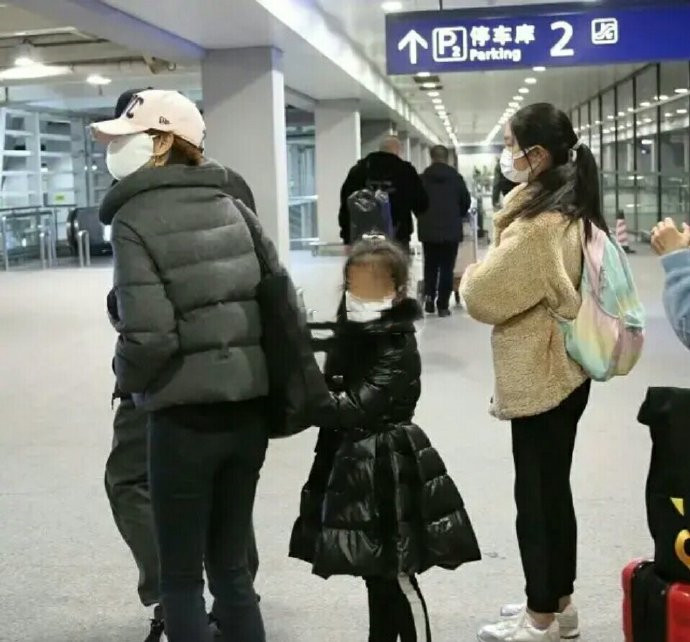 马伊琍带俩闺女走机场，穿面包服配紧身裤真瘦