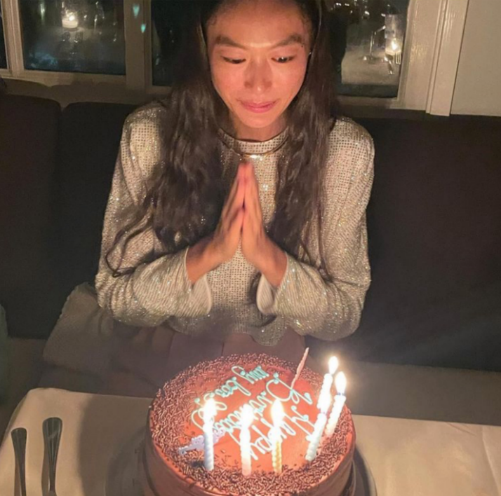 陈冠希为小8岁娇妻庆生！妻子双手合十面带微笑