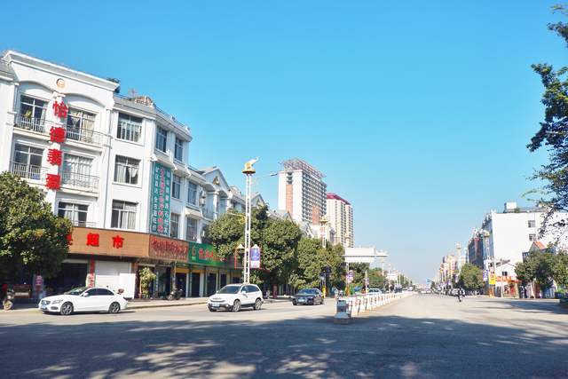 中国西南边境城市，中国村子和缅甸村子紧挨，缅甸人来中国做买卖