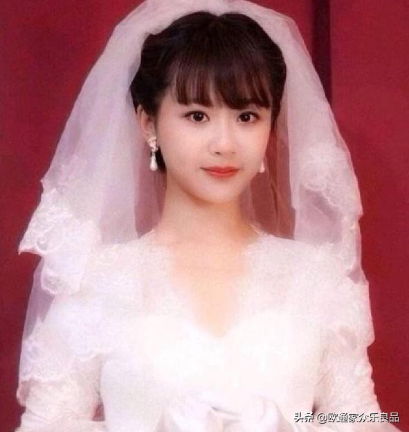 见过杨紫的西式婚纱照，美若天仙，再看看中式婚服，网友神评