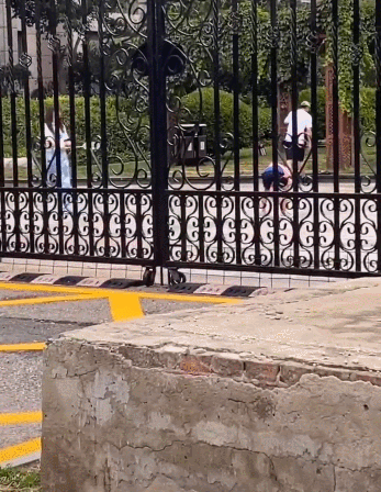 李小璐帶女兒遊故宮，甜馨輕鬆翻跟頭，被媽媽背在背上互動溫馨