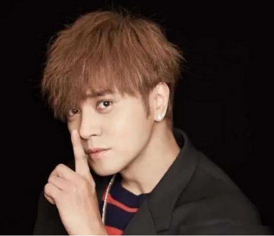 罗志祥被多档节目除名，周扬青开心秀美照，二