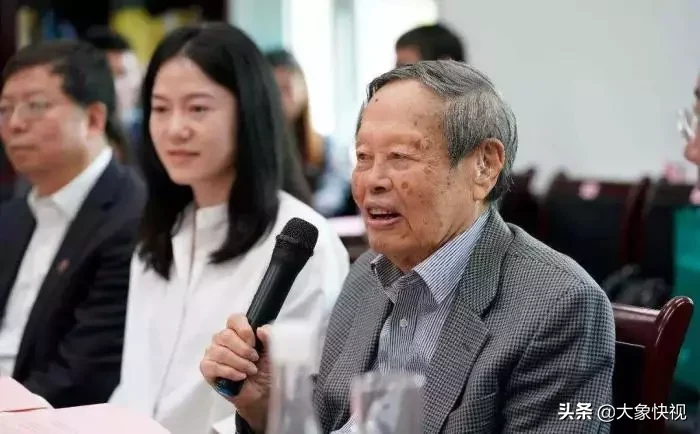97岁杨振宁同意嫩妻改嫁 15年的陪伴得到了什么？