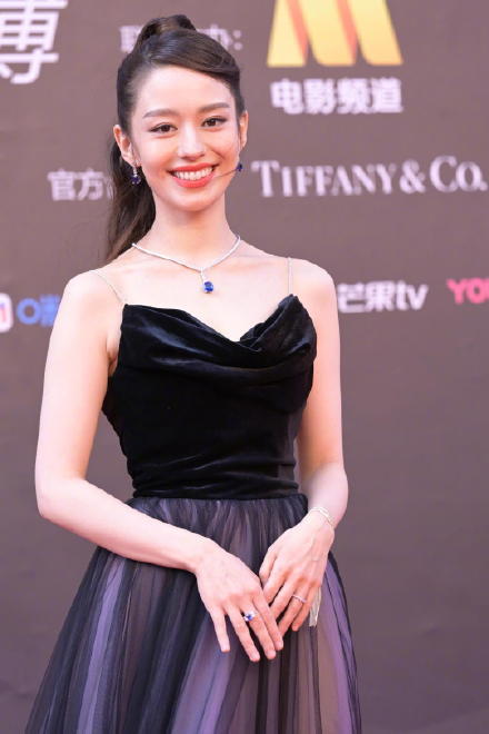 郎朗当爸后迎首个生日，与吉娜合体包粽子庆生，夫妻幸福相拥甜齁