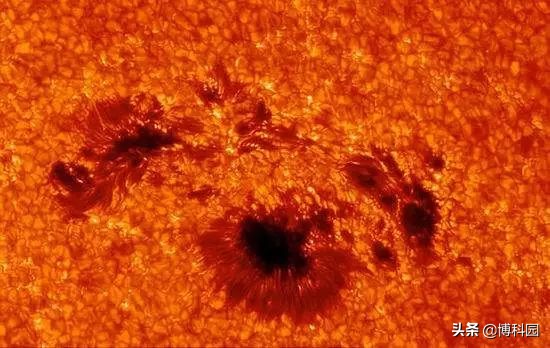 太阳上的“终结者”引发等离子体海啸，并产生新的太阳周期