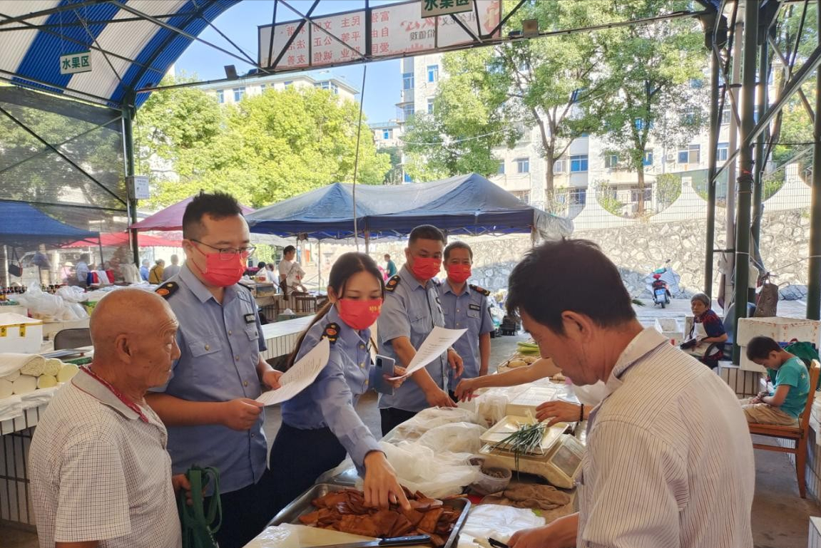 一抹“中国红”坚守岗位 宜昌夷陵区市场监管人用行动为祖国庆生