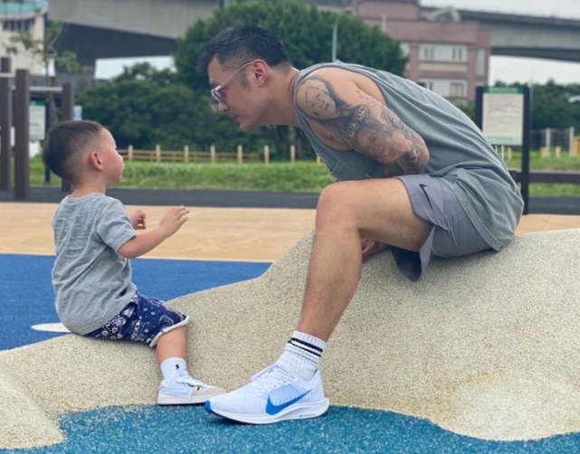 余文樂2歲兒子看書識字，小初見留著爸爸同款髮型，一臉用功萌翻
