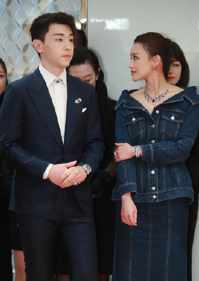 Photograph of activity of Deng Lunshu Qi came, shu Qi is dignified and elegant, has not Deng Lun drunk to begin above? 