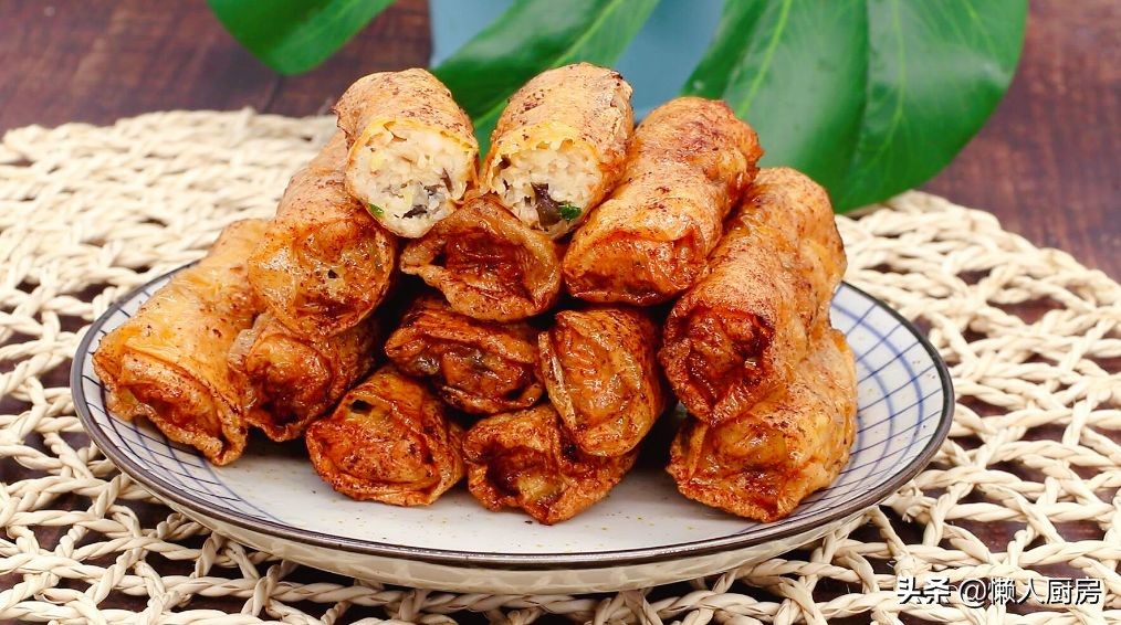 豆腐皮别只会烧汤，配上虾仁和莲藕，做成这道小吃，口感很丰富