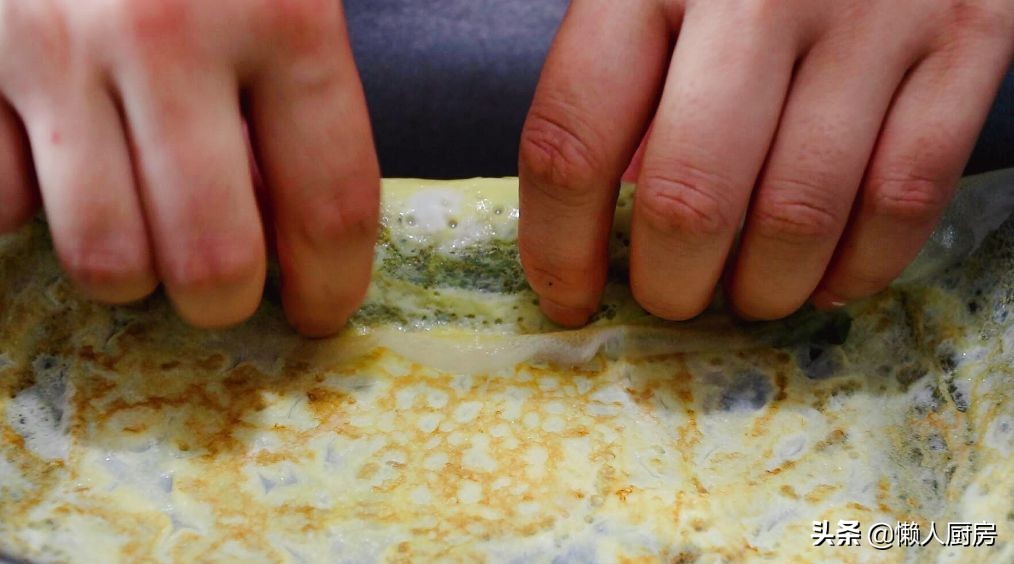 不需要揉面，不加面粉，这样做的韭菜鸡蛋卷，吃着特香