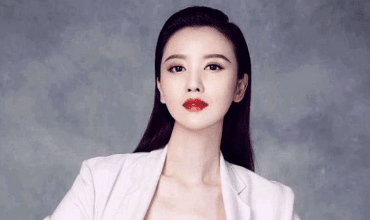 “最美虞姬”多撩人？大胆挑战“花瓶装”，网友：39岁也可以很美