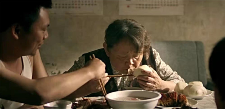 《娘惹肉》：母亲被两个儿子当猪喂，每天上秤、吃饱了往嘴里灌