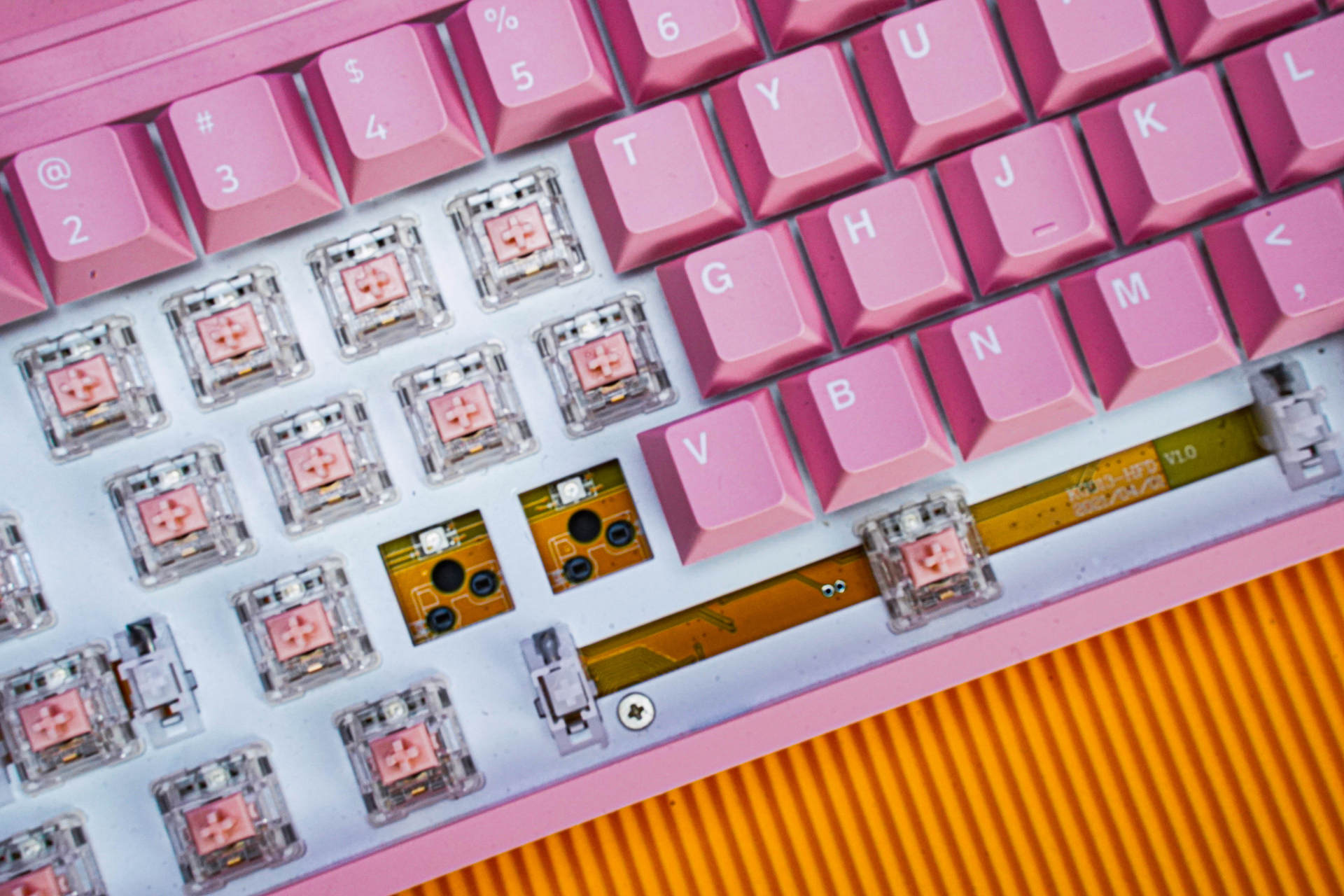 每个女生都有公主梦，送老婆个粉色黑爵K620T双模机械键盘做礼物