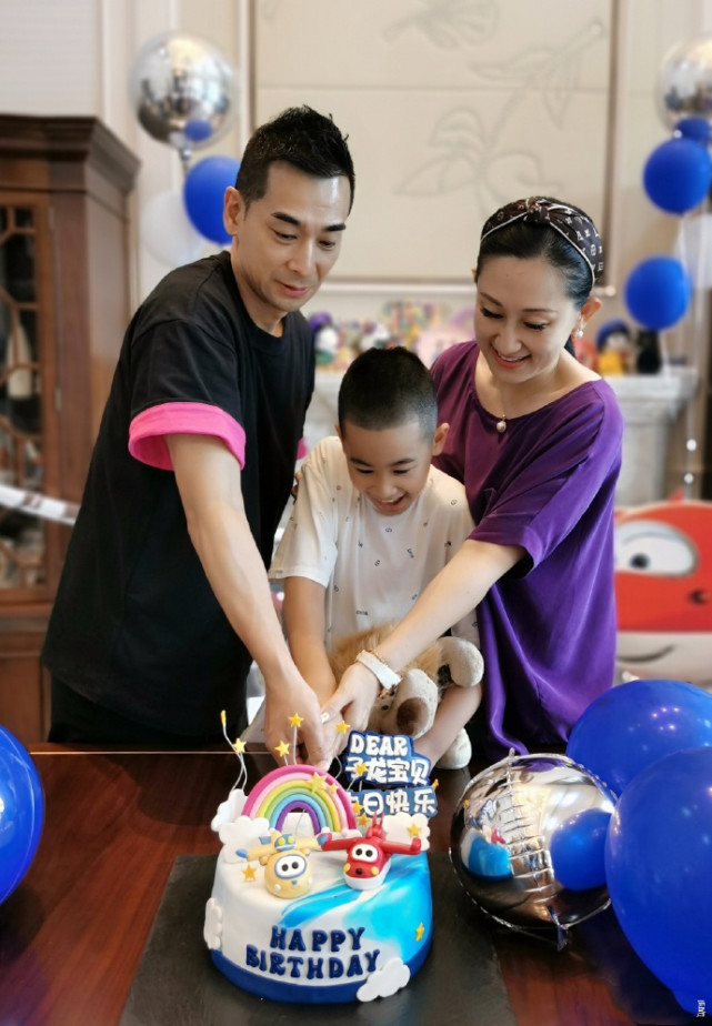 赵文卓夫妇庆儿子满10岁，13岁大女儿身高超妈妈，一家五口好有爱