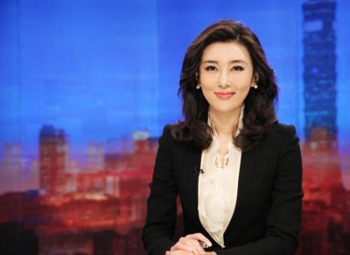 她是央视最美女主持，素颜就能秒杀董卿，现在去哪了