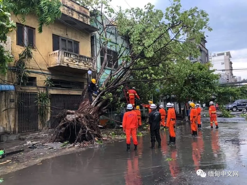缅甸遭遇强风暴雨冰雹袭击，多个城市一片狼藉