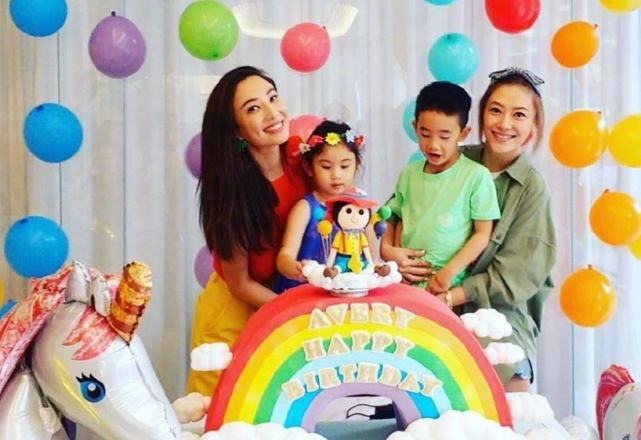 鄭希怡曬女兒生日現場照，Jasper被浸浸摟著，插兜耍酷難掩開心