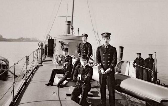 北京男子在美航母服役4年，回国见辽宁舰后，一