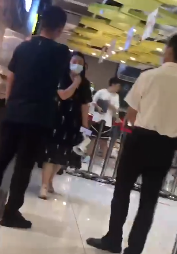 阿里女员工在餐厅内维权视频曝光，喊了半天无人理，保安全程漠视