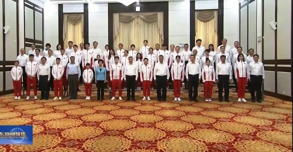 全场最矮+全场最小，14岁全红婵正襟危坐，回广东受领导热情接见