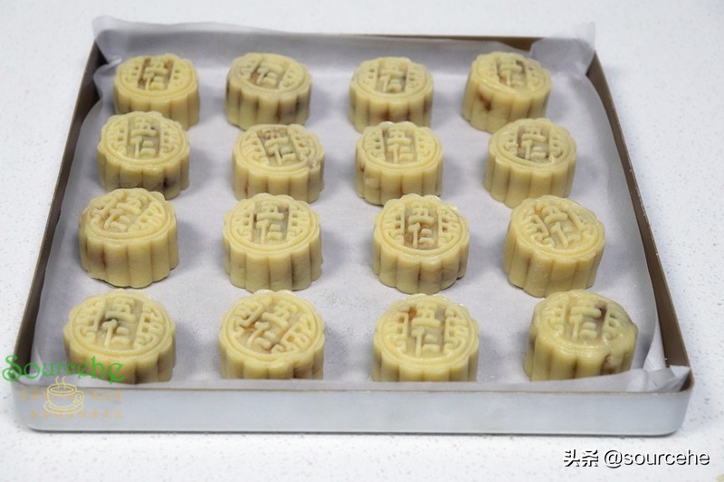 奶奶教我做的广式五仁月饼，细腻柔滑不油不腻，甘香回味，真好吃