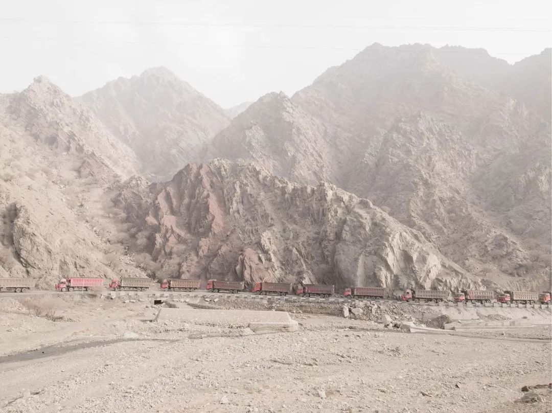 他拍下像蝼蚁一样生活的2000个中国人，没人能平静看完