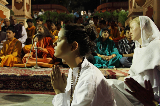 赴印度旅游遭遇\"封城\"，4男2女混居山洞