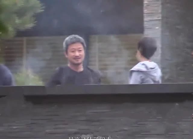 46岁吴京《硬汉》形象全无，头发花白宛如老人状