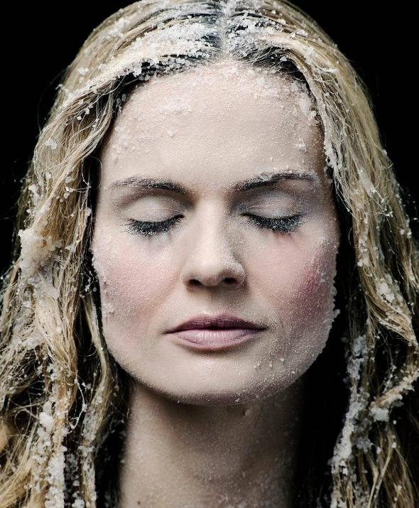 Why do people who freeze to death take off their clothes and smile? iNEWS